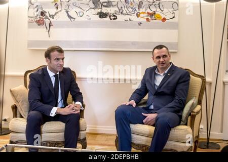 Il presidente francese Emmanuel Macron (L) parla con l'ex prigioniero del Cremlino e il regista ucraino Oleg Sentsov il 01 ottobre 2019, alla rappresentanza permanente della Francia presso il Consiglio d'Europa a Strasburgo, nella Francia nordorientale. Foto di Elyxandro Cegarra/piscina/ABACAPRESS.COM Foto Stock