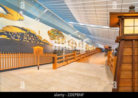 tokyo, giappone - novembre 22 2020: Lanterna di legno di fronte alla gigantesca replica del ponte haneda-nihonbashi lungo un maiden in porcellana pieghevole schermo in t Foto Stock