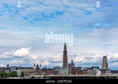 Lo skyline di Anversa del centro della città lungo il fiume Schelda Foto Stock