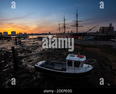 La nave da guerra del 19 ° secolo conservata HMS Warrior a Portsmouth Harbour, Hampshire, Inghilterra, Regno Unito Foto Stock