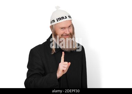 Sorridente ebreo bearded con i sidelocks in bianco kippah che inhinting non provi a ingannarmi. giudeo sciocco carismatico vestito con cappotto nero che mostra un avvertimento Foto Stock