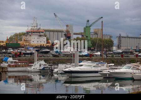 Una settimana dopo che un incendio ha devastato lo stabilimento di Lubrizol a Rouen, il fumo proviene ancora dal sito dello stabilimento. Permangono incertezze sulle conseguenze della combustione delle sostanze chimiche e dell'inquinamento. A seguito dell'incendio del 26 settembre, la raccolta di frutta e verdura è stata vietata in un centinaio di comuni in Normandia e negli Hauts-de-France. 5 ottobre 2019. Foto di Ania Freindorf/ABACAPRESS.COM Foto Stock