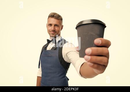 Scatena il tuo barista interiore. Barista di caffè isolato su bianco. Il barman felice serve una bevanda calda. Servizio take-away. Maestro di tè o sommelier. Servizio catering e barista. Formazione del barista. Foto Stock