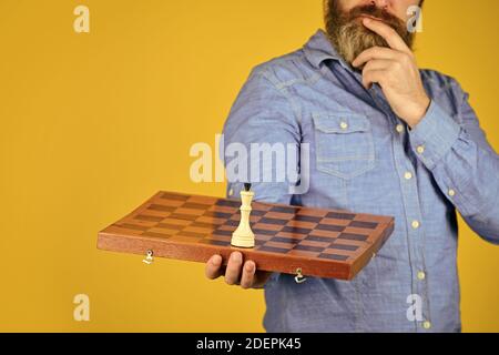 Lezione di Scacchi. Sviluppo cognitivo. Goditi il torneo. Concetto di strategia. Concorso di scacchi. Gioco da tavolo. Uomo meditato giocare a scacchi. Scacchi figur Foto Stock