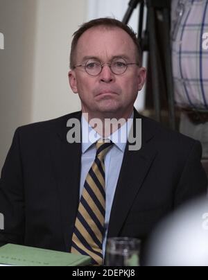 In veste di Capo di Stato maggiore della Casa Bianca e Direttore dell'Ufficio della Gestione e del bilancio (OMB), Mick Mulvaney guarda al discorso del Presidente degli Stati Uniti Donald J. Trump che partecipa a un briefing con gli alti leader militari nella Sala del Gabinetto della Casa Bianca a Washington, DC, USA lunedì, 7 ottobre 2019. Foto di Ron Sachs/CNP/ABACAPRESS.COM Foto Stock