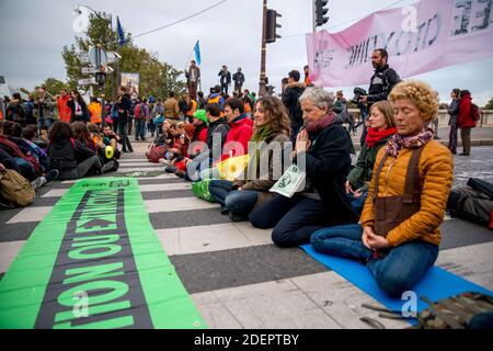 Attivisti della ribellione per l'estinzione di fronte all'Assemblea nazionale mentre si trovava a Parigi, in Francia, il 12 ottobre 2019, per l'ultimo giorno della settimana d'azione della ribellione in ottobre del movimento ambientale la ribellione per l'estinzione, Gli attivisti ambientali si sono riuniti al di fuori dell'Assemblea nazionale francese per condurre un'operazione di disobbedienza civile per bloccare e sensibilizzare i cittadini sui cambiamenti climatici. La polizia si è rapidamente spostata. Foto di Denis Prezat/Avenir Pictures/ABACAPRESS.COM Foto Stock