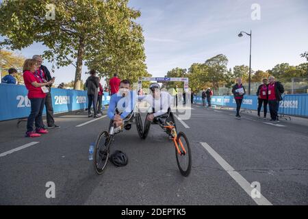 Gilles le Roux (1°) e Philippe le Gouic (2°) Cat handisport i 20 chilometri di Parigi, una corsa su strada di 20 chilometri che inizia al Pont d'Iena ai piedi della Torre Eiffel a Parigi, Francia il 13 ottobre 2019. Foto di Loic Baratoux/ABACAPRESS.COM Foto Stock