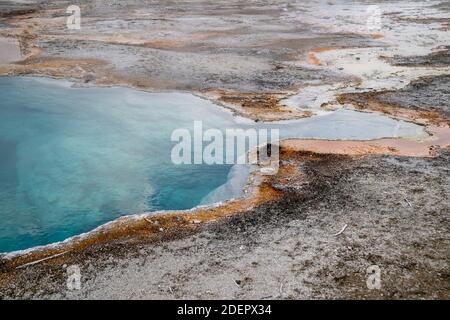 Abyss Pool, una caratteristica termale nel West Thumb Geyser Basin del Parco Nazionale di Yellowstone Foto Stock