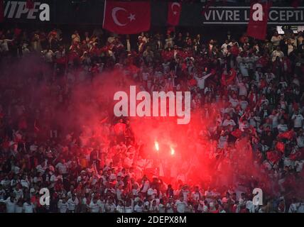 Tifosi turchi negli stand durante il Campionato europeo 2020 qualificatore Francia / Turchia allo Stade de France, a Saint-Denis, Francia, il 14 ottobre 2019. Foto di Christian Liegi/ABACAPRESS.COM Foto Stock