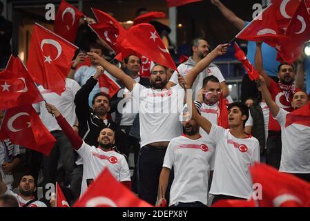 Tifosi turchi negli stand durante il Campionato europeo 2020 qualificatore Francia / Turchia allo Stade de France, a Saint-Denis, Francia, il 14 ottobre 2019. Foto di Christian Liegi/ABACAPRESS.COM Foto Stock