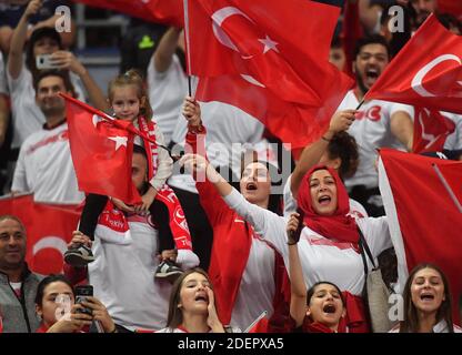 Tifosi turchi negli stand durante il Campionato europeo 2020 qualificatore Francia / Turchia allo Stade de France, a Saint-Denis, Francia, il 14 ottobre 2019. Foto di Christian Liegi/ABACAPRESS.COM Foto Stock