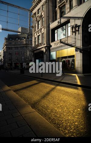 Topshop, parte di Arcadia Group, con il negozio chiuso dopo la registrazione per fallimento in Covid-19 Coronavirus lockdown su Oxford Street, una famosa strada commerciale a Londra, Inghilterra, Europa Foto Stock