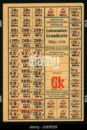 Europa, Deutschland, DDR, Lebensmittel-Grundkarte für Fleisch, Fett und Zucker, herausgegeben im März 1956 , Größe : 9,3 cm x 13,5 cm , Rechte werden nicht vertreten . / Europa, Germania, DDR , scheda di razione alimentare per carne, grassi e zucchero, pubblicata nel marzo 1956, taglia 9,3 cm x 13,5 cm , non ci sono diritti . Foto Stock