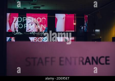 Londra: 1 dicembre 2020. L'ingresso del personale a Topshop e Miss Selfridge su Oxford Street è chiuso e vuoto. Il 30 novembre 2020 fu annunciato che Topshop, di proprietà del Gruppo Arcadia, era entrato in amministrazione. Credit: Tom Leighton/Alamy Live News Foto Stock