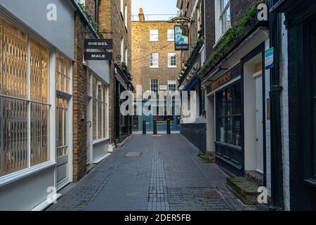 Strade di Londra vuote durante Covid-19 Lockdown a Quiet, deserta Carnaby Street a Soho, una popolare area turistica durante la pandemia globale Coronavirus arresto in Inghilterra, Europa Foto Stock