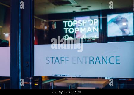 Londra: 1 dicembre 2020. L'ingresso del personale a Topshop e Miss Selfridge su Oxford Street è chiuso e vuoto. Il 30 novembre 2020 fu annunciato che Topshop, di proprietà del Gruppo Arcadia, era entrato in amministrazione. Credit: Tom Leighton/Alamy Live News Foto Stock