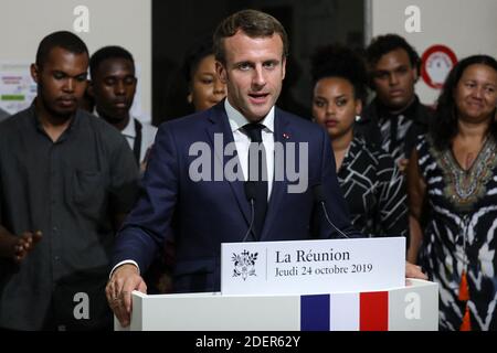 Il presidente della Repubblica Emmanuel Macron, accompagnato da Annick Girardin, incontra i cercatori di lavoro e i titolari dell'accesso al lavoro nella missione locale di Saint-Paul, Saint-Denis de la Reunion, nell'isola francese di Reunion, il 24 ottobre 2019; Come parte di un viaggio di quattro giorni nei territori d'oltremare dell'Oceano Indiano della Francia. Foto di Stephane Lemouton/ABACAPRESS.COM Foto Stock