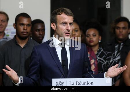 Il presidente della Repubblica Emmanuel Macron, accompagnato da Annick Girardin, incontra i cercatori di lavoro e i titolari dell'accesso al lavoro nella missione locale di Saint-Paul, Saint-Denis de la Reunion, nell'isola francese di Reunion, il 24 ottobre 2019; Come parte di un viaggio di quattro giorni nei territori d'oltremare dell'Oceano Indiano della Francia. Foto di Stephane Lemouton/ABACAPRESS.COM Foto Stock