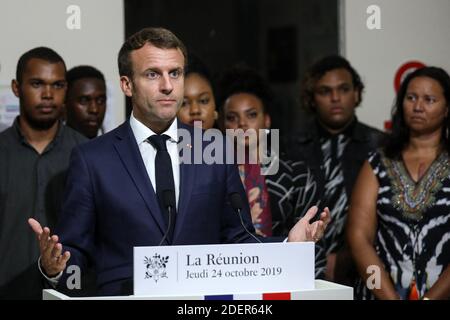 Il presidente della Repubblica Emmanuel Macron, accompagnato da Annick Girardin, incontra i cercatori di lavoro e i titolari dell'accesso al lavoro nella missione locale di Saint-Paul, Saint-Denis de la Reunion, nell'isola francese di Reunion, il 24 ottobre 2019; Come parte di un viaggio di quattro giorni nei territori d'oltremare dell'Oceano Indiano della Francia. Foto di Stephane Lemouton/ABACAPRESS.COM Foto Stock