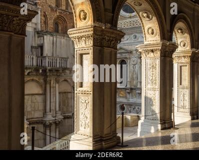 Belle colonne e archi nel cortile del Palazzo Ducale - Venezia, Veneto, Italia Foto Stock
