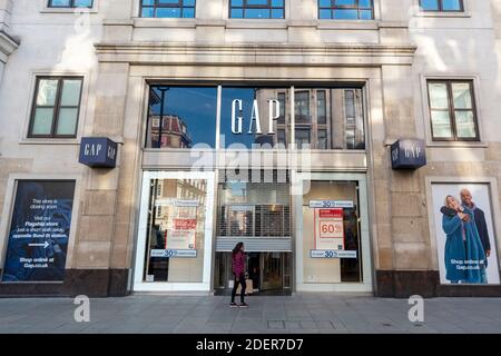 01 dicembre 2020. Londra, Regno Unito. Il negozio di abbigliamento Gap a Oxford Circus in Oxford Street è vicino. Nell'ottobre 2020, la società di vendita al dettaglio di abbigliamento aveva preso in considerazione la chiusura di tutti i negozi europei e del suo centro di distribuzione europeo con sede nel Regno Unito a causa della contrazione delle vendite e dei profitti. Le attuali restrizioni di blocco di Covid-19 hanno avuto un effetto sui negozi al dettaglio. Foto di Ray Tang/Ray Tang Media Foto Stock