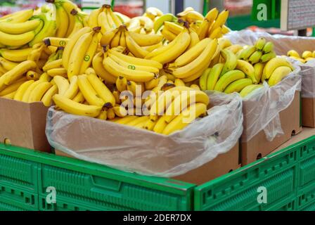 banane in scatole vendute in un negozio di alimentari Foto Stock