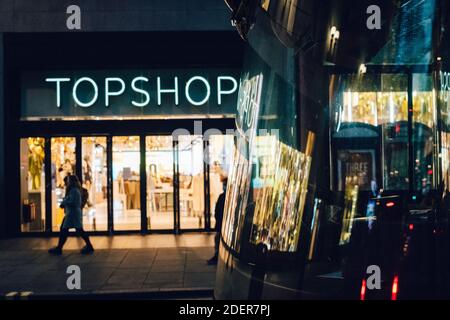 Oxford Street, Londra: 1 dicembre 2020. I pedoni passano davanti a un Topshop chiuso su Oxford Street. Il 30 novembre 2020 fu annunciato che Topshop, di proprietà del Gruppo Arcadia, era entrato in amministrazione. Credit: Tom Leighton/Alamy Live News Foto Stock