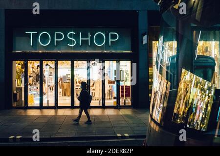 Oxford Street, Londra: 1 dicembre 2020. Una passeggiata pedonale passa davanti a un Topshop chiuso su Oxford Street. Il 30 novembre 2020 fu annunciato che Topshop, di proprietà del Gruppo Arcadia, era entrato in amministrazione. Credit: Tom Leighton/Alamy Live News Foto Stock