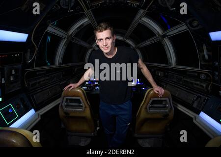 Handout photo of attore Hayden Christensen prende il controllo di Millennium Falcon: Smugglers Run durante una visita a Star Wars: Galaxy’s Edge a Disneyland Park ad Anaheim, CA, USA, 29 ottobre 2019. Foto di Richard Harbaugh/Disneyland Resort via ABACAPRESS.COM Foto Stock