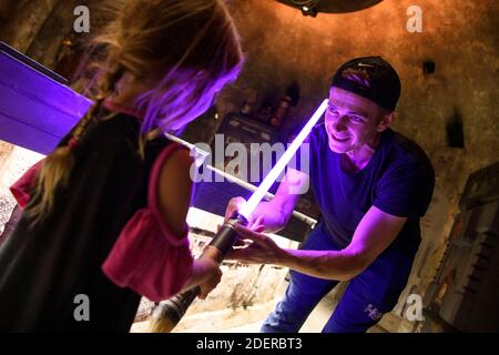 Handout photo of attore Hayden Christensen racconta un momento con sua figlia, il suo compleanno, dopo aver costruito un lighttsaber personalizzato nel Workshop di Savi a Star Wars: Galaxy’s Edge a Disneyland Park ad Anaheim, CA, USA, 29 ottobre 2019. Foto di Richard Harbaugh/Disneyland Resort via ABACAPRESS.COM Foto Stock