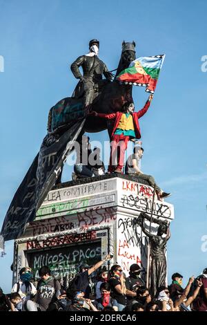 Un uomo vestito come la protesta Joker sul Monumento del Generale Baquedano a Plaza Italia, Santiago, il 30 ottobre 2019, a Santiago, Cile, durante la protesta contro il governo del Presidente Sebastian Pinera. Il presidente Sebastian Pinera ha annunciato misure per migliorare la disuguaglianza sociale, tuttavia i sindacati hanno chiesto uno sciopero a livello nazionale e dimostrazioni massicce continuano quando il numero delle vittime ha raggiunto i 18. Tra le richieste alla base delle proteste vi sono questioni quali l'assistenza sanitaria, il sistema pensionistico, la privatizzazione dell'acqua, i trasporti pubblici, l'istruzione, la mobilità sociale e la corruzione. Foto di Fabien Dupuoux/ABACAPRESS.COM Foto Stock