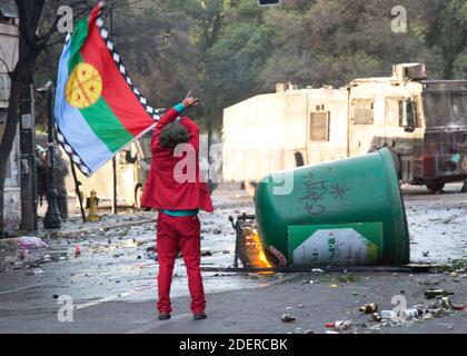 Un uomo vestito come le proteste di Joker a Santiago, il 30 ottobre 2019, a Santiago, Cile, durante la protesta contro il governo del presidente Sebastian Pinera. Il presidente Sebastian Pinera ha annunciato misure per migliorare la disuguaglianza sociale, tuttavia i sindacati hanno chiesto uno sciopero a livello nazionale e dimostrazioni massicce continuano quando il numero delle vittime ha raggiunto i 18. Tra le richieste alla base delle proteste vi sono questioni quali l'assistenza sanitaria, il sistema pensionistico, la privatizzazione dell'acqua, i trasporti pubblici, l'istruzione, la mobilità sociale e la corruzione. Foto di Fabien Dupuoux/ABACAPRESS.COM Foto Stock