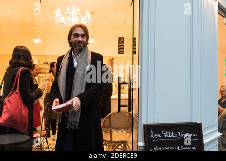 Cedric Villani, candidato dissidente per la Republique en Marche per sindaco di Parigi, visita i negozi della Via Daguerre, nel 14 ° distretto di Parigi, Francia, 31 ottobre 2019. Foto di Daniel Derajinski/ABACAPRESS.COM Foto Stock