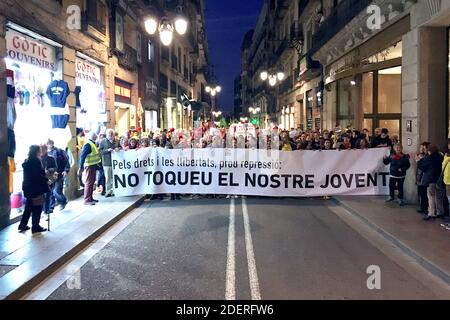 Centinaia di persone marciano per chiedere le dimissioni del ministro catalano degli interni regionali Miquel Buch davanti al Dipartimento Regionale degli interni di Barcellona, Spagna, 21 ottobre 2019 in una marcia indetta dai cosiddetti Comitati per la Difesa della Repubblica (CDR). Migliaia di persone stanno prendendo le strade contro la sentenza della Corte Suprema contro i leader catalani a favore dell'indipendenza per diversi anni di detenzione per sedizione, e in alcuni casi di appropriazione indebita, per aver indetto un referendum illegale il 01 ottobre 2017. Foto di Nicolas Roses/ABACAPRESS.COM Foto Stock