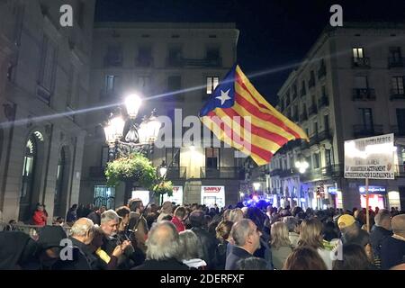 Centinaia di persone marciano per chiedere le dimissioni del ministro catalano degli interni regionali Miquel Buch davanti al Dipartimento Regionale degli interni di Barcellona, Spagna, 21 ottobre 2019 in una marcia indetta dai cosiddetti Comitati per la Difesa della Repubblica (CDR). Migliaia di persone stanno prendendo le strade contro la sentenza della Corte Suprema contro i leader catalani a favore dell'indipendenza per diversi anni di detenzione per sedizione, e in alcuni casi di appropriazione indebita, per aver indetto un referendum illegale il 01 ottobre 2017. Foto di Nicolas Roses/ABACAPRESS.COM Foto Stock