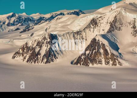 Campo di ghiaccio e montagne in Antartide visto da un aereo del Centro di ricerca sul volo della NASA Armstrong durante un volo di ricerca sul cambiamento climatico. Foto Stock