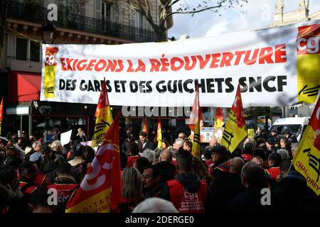 I lavoratori ferroviari partecipano a una dimostrazione dei dipendenti dell'operatore ferroviario statale SNCF, convocato dalla CGT Union il 5 novembre 2019 di fronte alla Gare du Nord di Parigi, Francia, per difendere il servizio pubblico interno della SNCF, denunciare le loro condizioni di vita e di lavoro, le linee di chiusura e i banchi biglietteria. Foto di Karim Ait Adjedjou/Avenir Pictures/ABACAPRESS.COM Foto Stock