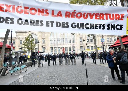 I lavoratori ferroviari partecipano a una dimostrazione dei dipendenti dell'operatore ferroviario statale SNCF, convocato dalla CGT Union il 5 novembre 2019 di fronte alla Gare du Nord di Parigi, Francia, per difendere il servizio pubblico interno della SNCF, denunciare le loro condizioni di vita e di lavoro, le linee di chiusura e i banchi biglietteria. Foto di Karim Ait Adjedjou/Avenir Pictures/ABACAPRESS.COM Foto Stock