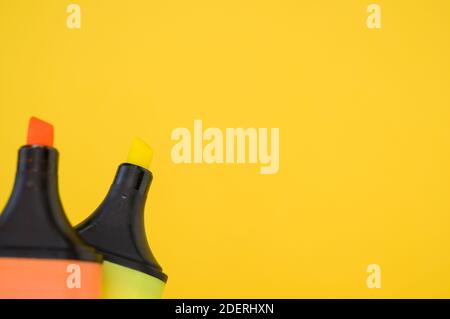 Uno scatto di due marcatori colorati isolati su un luminoso sfondo Foto Stock