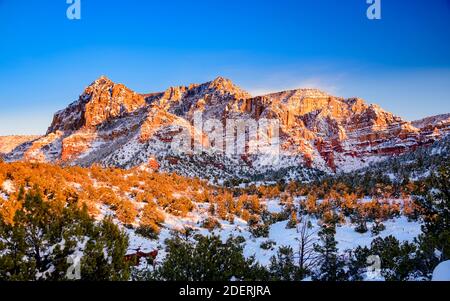 Le montagne invernali di Sedona al tramonto, Arizona, USA. Foto Stock