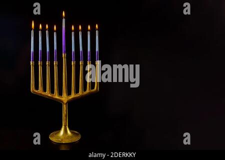 Hanukkah con hanukkiah menorah su nove candele tradizionale festa ebraica Foto Stock