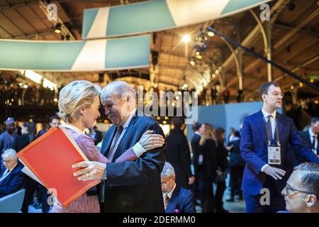 il presidente della Commissione europea Ursula von der Leyen (L) ascolta il ministro degli Esteri francese Jean-Yves le Drian all'inizio del Forum di pace di Parigi, il 12 novembre 2019 a Parigi, Francia. Foto di Eliot Blondt/ABACAPRESS.COM Foto Stock