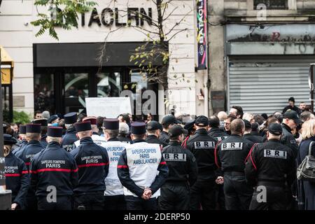 Membri della BRI (Brigata ad intervento rapido) e dei vigili del fuoco di Parigi in memoria delle vittime degli attentati di Parigi per la cerimonia di memoria tenutasi di fronte al Bataclan, dove 90 persone sono state uccise dall'attacco terrotista del 13 novembre 2015; Rivendicato dallo Stato Islamico di Iraq e Levante (ISIL) durante un concerto della morte metallo Eagles, Parigi, 11 ° distretto, Francia, 13 novembre 2019. Foto di Daniel Derajinski/ABACAPRESS.COM Foto Stock