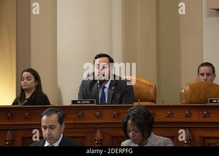 Il Rappresentante degli Stati Uniti Joaquin Castro (democratico del Texas) parla durante la testimonianza del Vice Segretario di Stato degli Stati Uniti George Kent e dell'Ambasciatore degli Stati Uniti in Ucraina William Taylor prima del Comitato permanente della Camera degli Stati Uniti d'America sull'intelligenza su Capitol Hill a Washington DC, USA il mercoledì 13 novembre 2019. Questa è la prima di una serie di audizioni pubbliche programmate sull’inchiesta sull’impeachment del presidente degli Stati Uniti Donald J. Trump. Foto di Stefani Reynolds/CNP/ABACAPRESS.COM Foto Stock