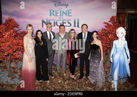 (L-R) French Voice of Queen Iduna : Prisca Desmarez, french voice of Anna : Emmylou Homs, co-director Chris Burk, french voice of Olaf : Dany Boon, co-director Jennifer Lee, producer Peter Del Vecho and french voice of Elsa : Charlotte Hervieux attend âÂ€Â˜Frozen 2 - La Reine Des Neiges 2âÂ€Â™ Paris Gala Screening at Cinema Le Grand Rex on November 13, 2019 in Paris, France.Photo by David Niviere/ABACAPRESS.COM Foto Stock