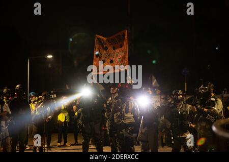 La polizia che ha una bandiera arancione ha letto "Disperse or we Fire" durante lo stand off con gli studenti all'ingresso dell'università. A Hong Kong il 12 novembre 2019. Una battaglia senza precedenti all'Università cinese di Hong Kong (CUHK). La protesta di Hong Kong continua nei suoi cinque mesi. Uno sciopero in tutta la città ha iniziato lunedì 11 novembre 2019, che ha portato parti di Hong Kong a fermarsi quando le stazioni MTR sono state chiuse e sono stati eretti più blocchi stradali. Dove è bloccata anche l'autostrada Tolo Harbour sotto il ponte n.2 che collega l'Università cinese di Hong Kong (CUHK) con lo spazio pubblico. Foto di Foto Stock