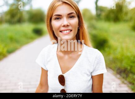 Ritratto di una bella ragazza primo piano, nel Parco, allegro e carino Foto Stock