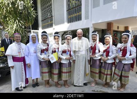 Papa Francesco arriva alla Nunziatura di Bangkok, Thailandia, il 20 novembre 2019. La Thailandia è la prima tappa di un viaggio apostolico di sette giorni in Asia che lo porta in Thailandia e Giappone. Foto di ABACAPRESS.COM Foto Stock