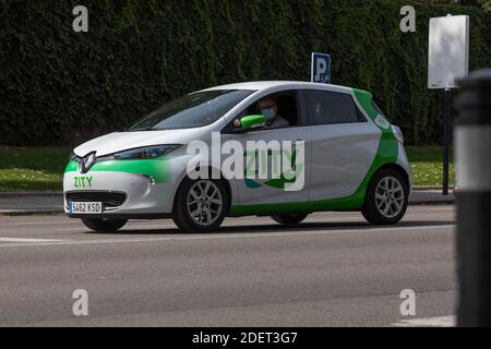 Madrid, Spagna - 26 settembre 2020: Un'auto elettrica condivisa, della società Zity, il marchio Renault, è guidata da una persona nel quartiere Retiro, nel centro di Madrid Foto Stock