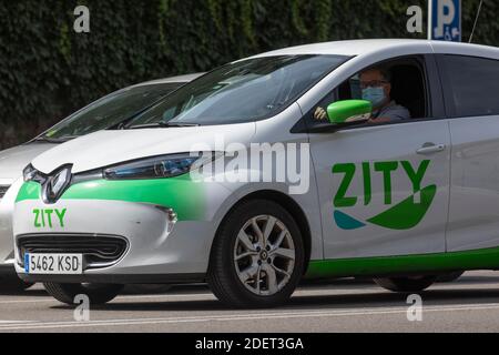 Madrid, Spagna - 26 settembre 2020: Un'auto elettrica condivisa, della società Zity, il marchio Renault, è guidata da una persona nel quartiere Retiro, nel centro di Madrid Foto Stock